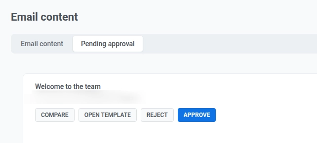 Guia de Aprovação pendente de conteúdo de e-mail com um modelo enviado e botões Comparar, Abrir modelo, Rejeitar e Aprovar